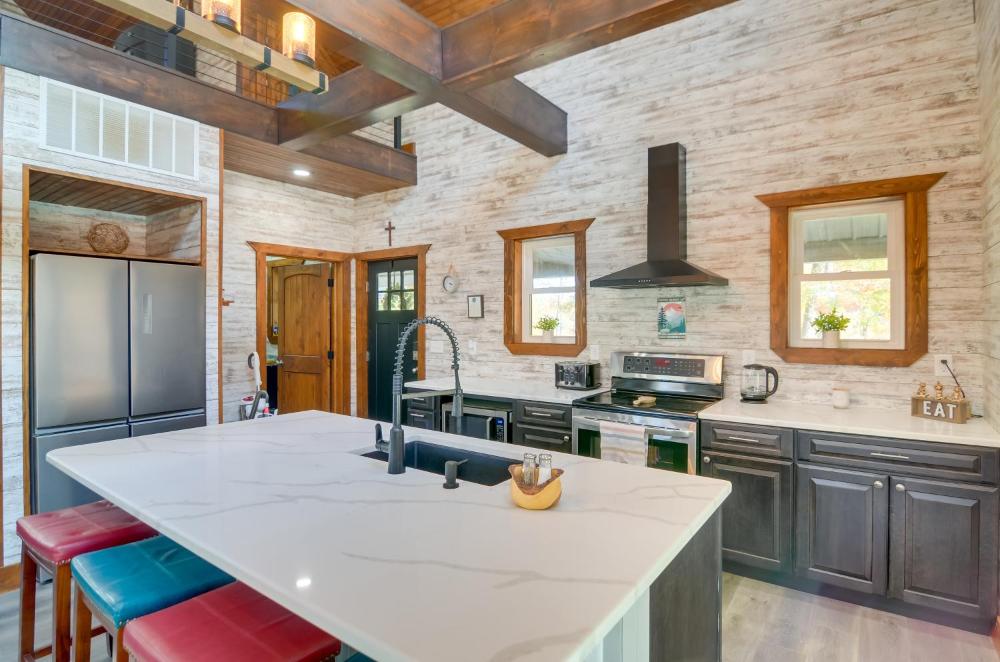 Hike and Climb Pet-Friendly Red River Gorge Cabin!